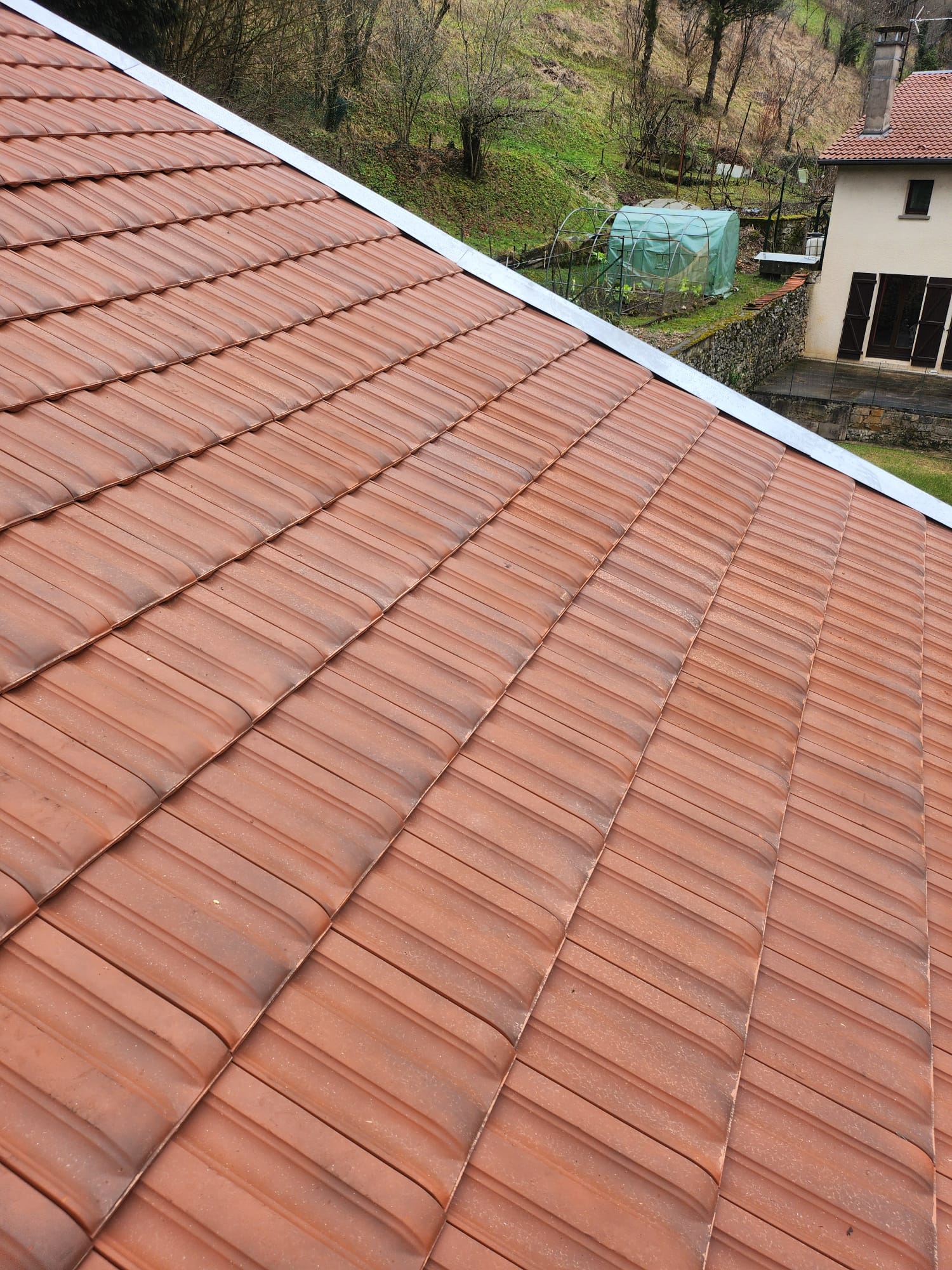 Toiture en tuiles rénovée avec rives en zinc en Haute-Marne