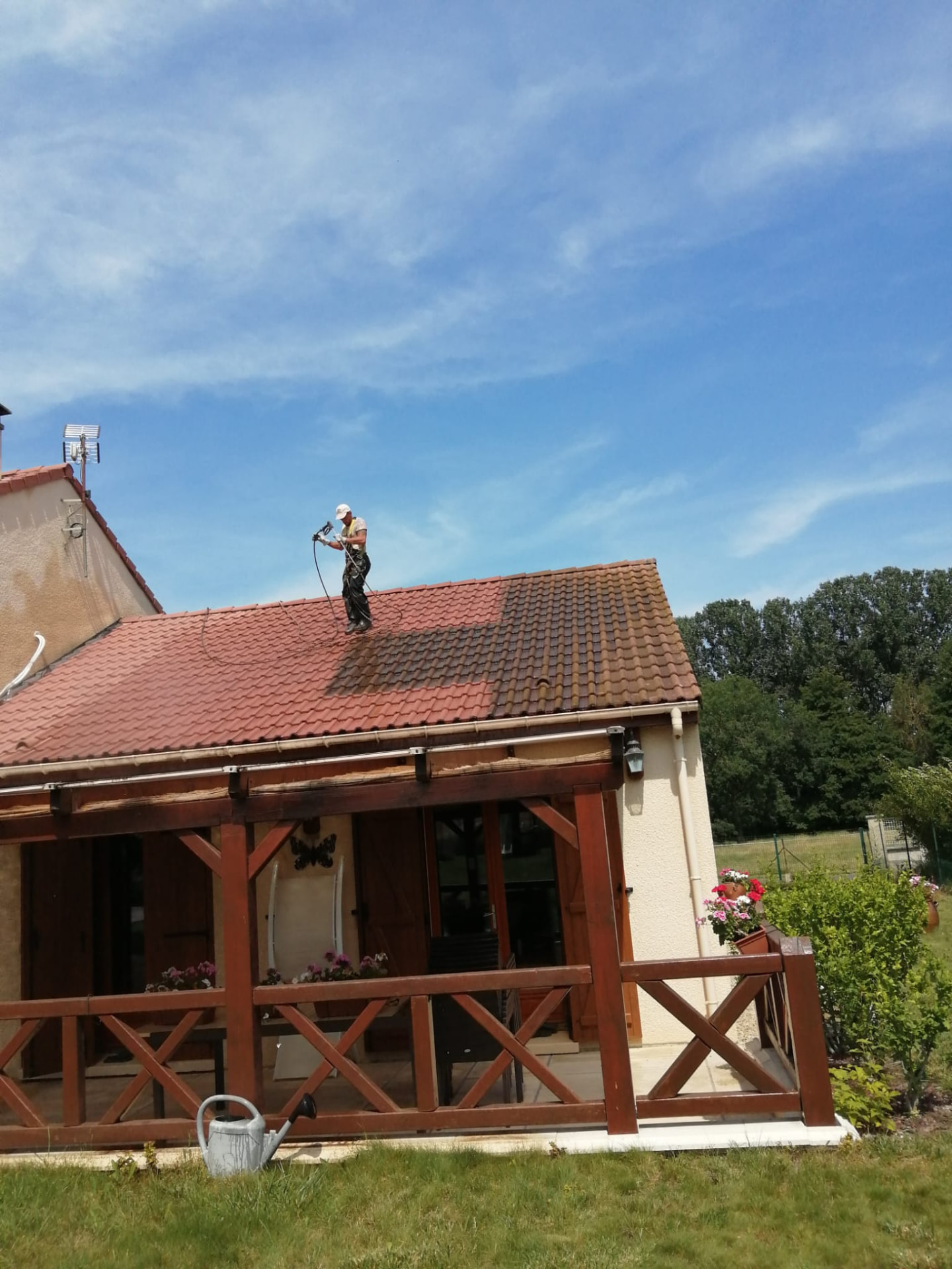 Démoussage d'une toiture en tuiles dans un village de Haute-Marne